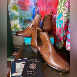 Beautiful Comfy Great Color Signature Ankle BOOTS size 10 great with everything